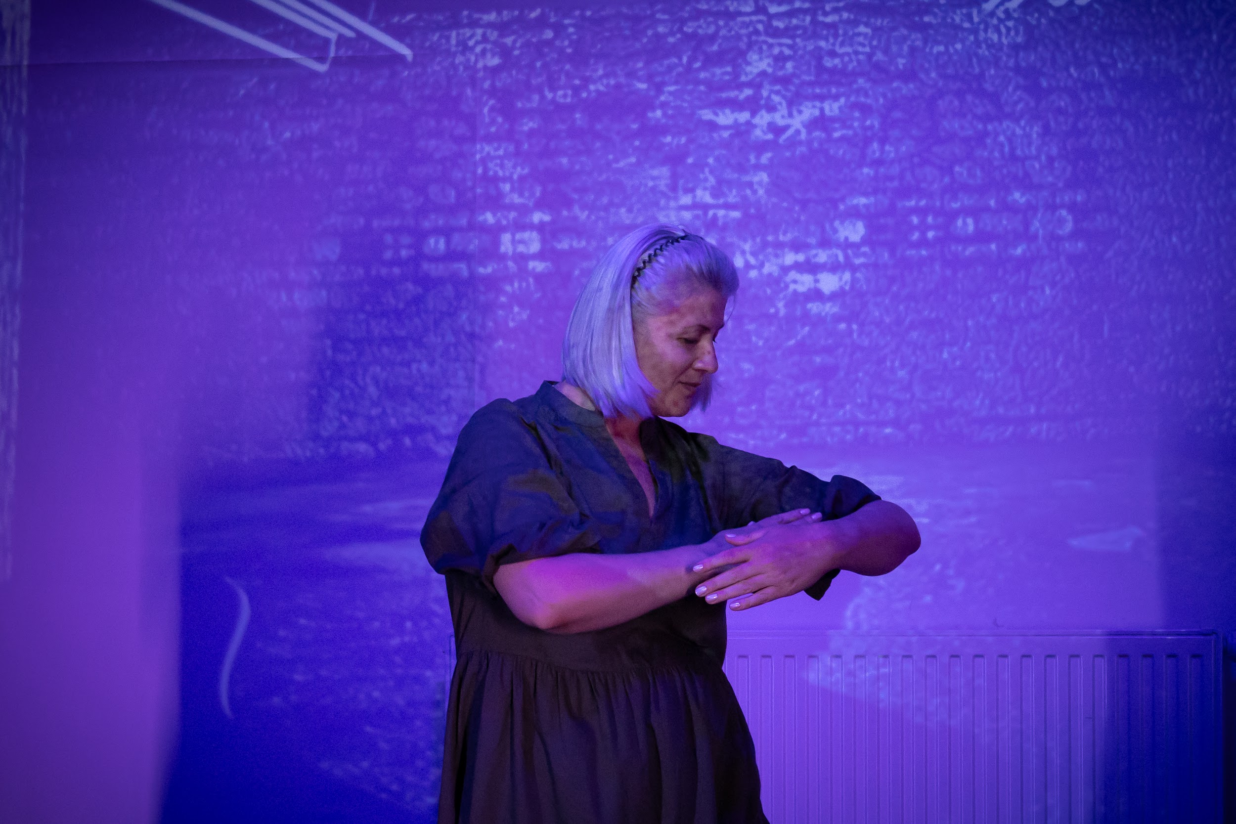 Schauspielerin im blauen Licht