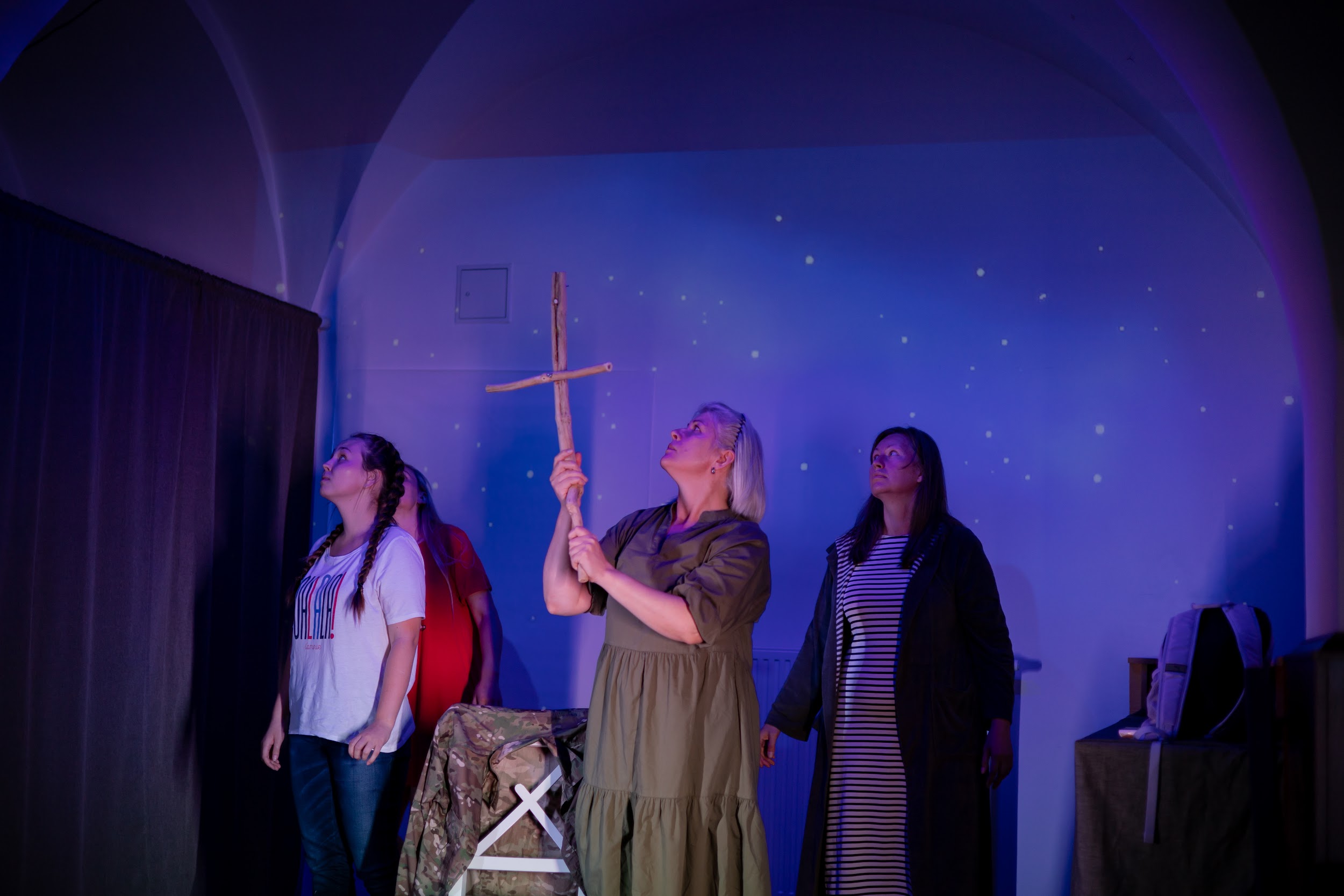 Frauen mit Kreuz-Requisite